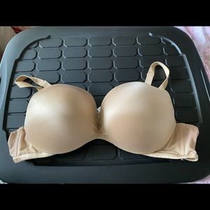 Cacique. Size 44B. Beige plunge bra. (Tub D)